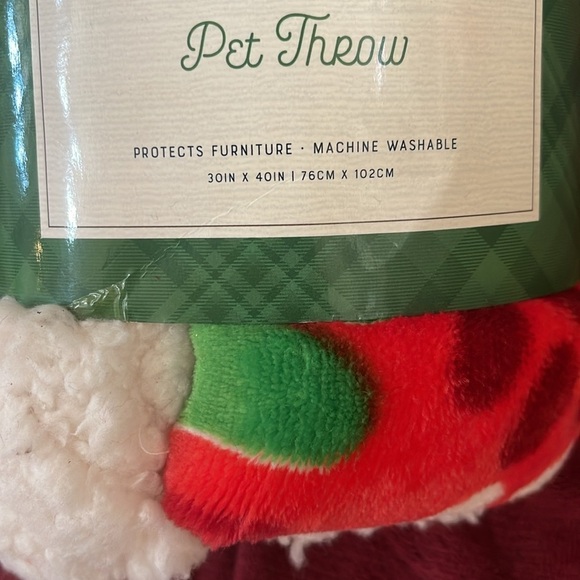 NWT Christmas red, green, paw print A Dog’s Life pet throw blanket. Size 30 X 40 - Picture 4 of 6